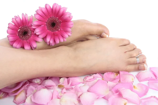 Kadın ayakları ve üzerinde beyaz izole çiçekler — Stok fotoğraf