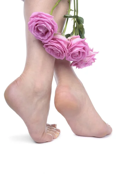 Nohy a květiny izolovaných na bílém — Stock fotografie