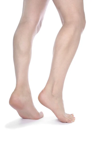 Mujer piernas y pies aislados sobre blanco — Foto de Stock