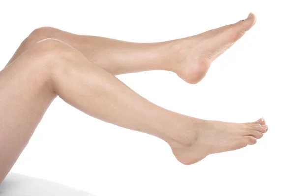 Женщина ноги и ноги изолированы над белым — стоковое фото