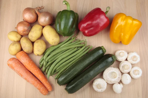 Blandade grönsaker på träskiva — Stockfoto