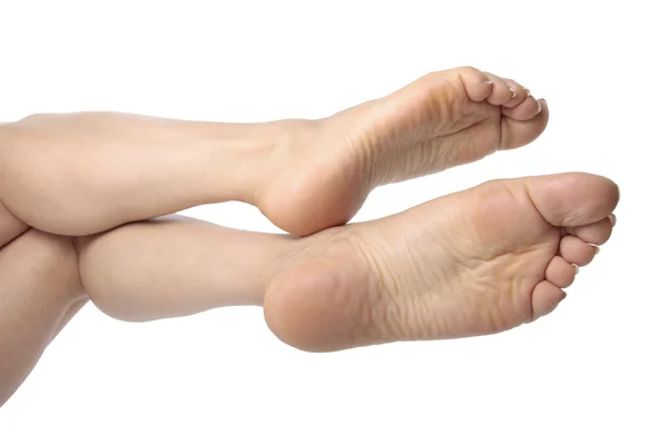 Kadın ayakları ve bacakları beyazlar üzerinde izole — Stok fotoğraf