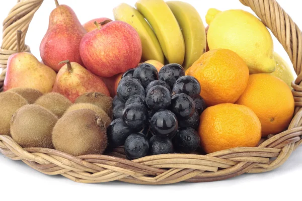 Выбор фруктов в корзине — стоковое фото