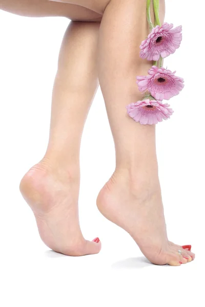 Pernas e pés de mulher com flores — Fotografia de Stock