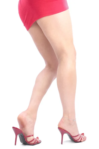 Vacker kvinna ben och fötter bär kort dres — Stockfoto