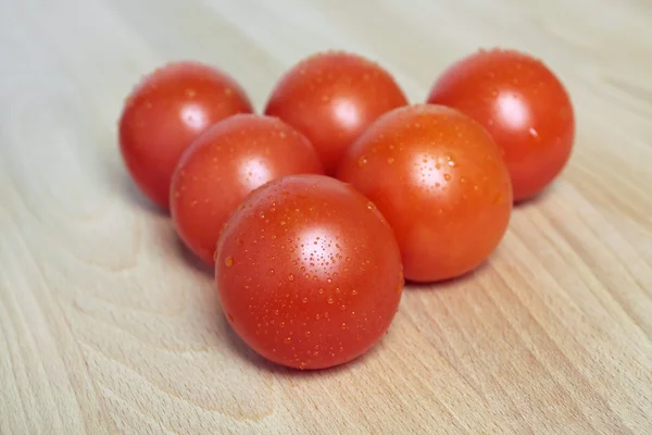 Fresh tomatoes on wooden chopping board — Stok fotoğraf