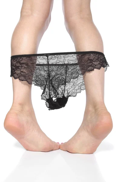 Seksi bacaklar üzerinde beyaz dantel iç çamaşırı u alarak — Stok fotoğraf