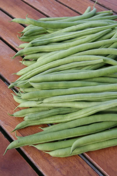 Nyplockade franska gröna bönor på bord — Stockfoto