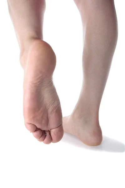 Kadın ayakları ve bacakları beyazlar üzerinde izole — Stok fotoğraf