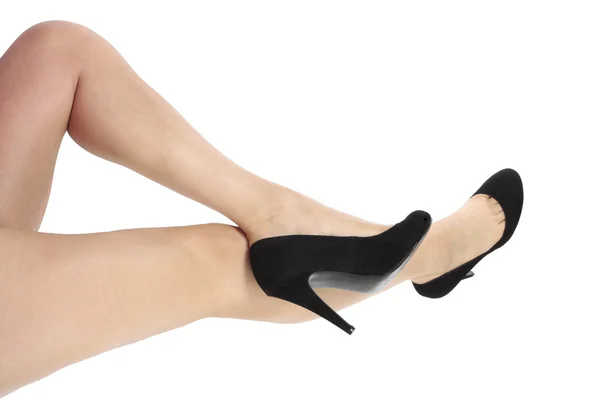 Mooie vrouw benen en zwarte hiel schoenen op witte achtergrond — Stockfoto