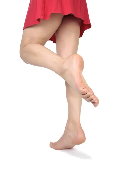 Kadın bacakları ve beyaz zemin üzerine kırmızı elbise — Stok fotoğraf