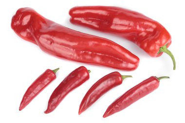 zoete red peppers vermengd en pepers over Wit