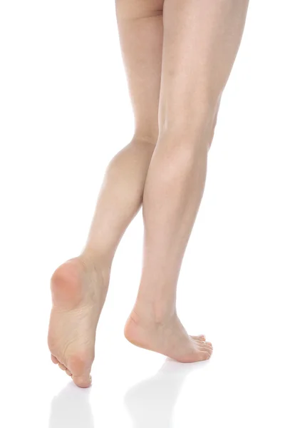 Γυναίκα τα πόδια απομονωθεί σε λευκό φόντο — Φωτογραφία Αρχείου