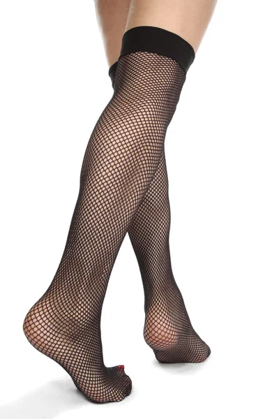 Frau Füße mit Netzstrumpfhosen isoliert über weißem Hintergrund — Stockfoto