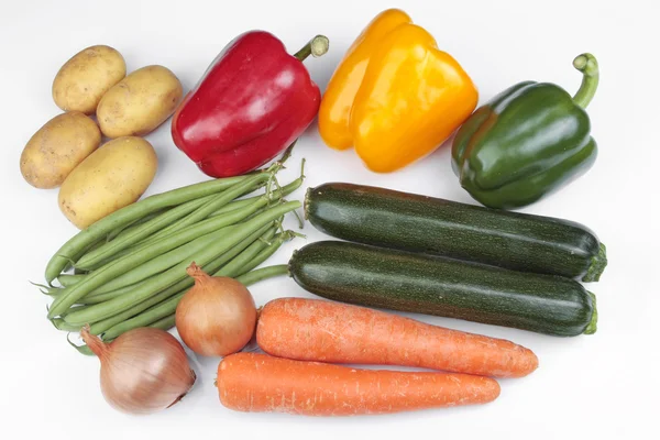 Míchaná zelenina na bílém pozadí — Stock fotografie
