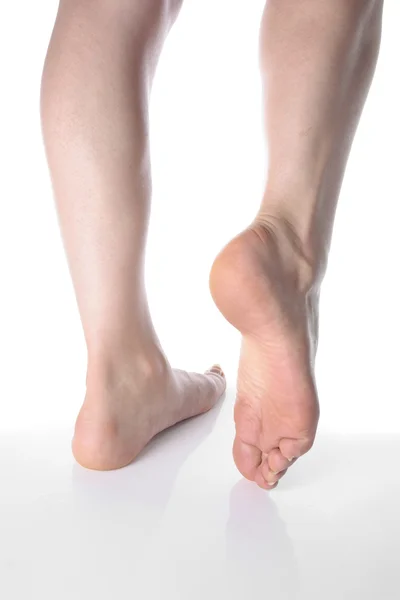 Mujer pies piernas aisladas sobre fondo blanco — Foto de Stock