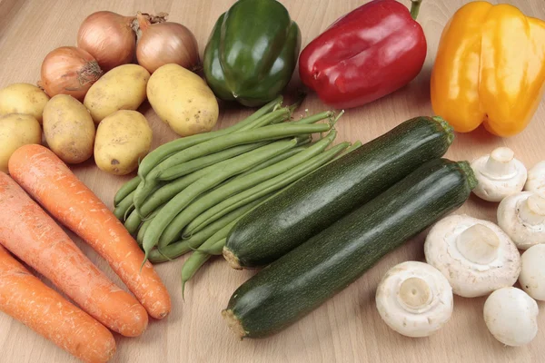 Смешанные овощи на доске — стоковое фото