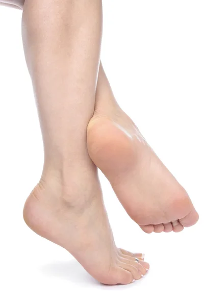 ขาของผู้หญิงถูกแยกจากพื้นหลังสีขาว — ภาพถ่ายสต็อก