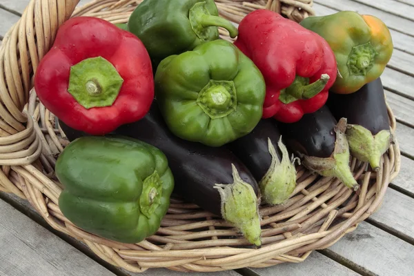 Mieszane warzywa nad deska do krojenia — Zdjęcie stockowe