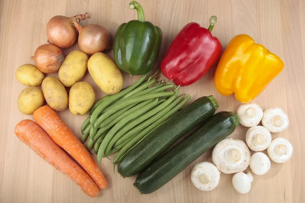 Mixed vegetables over chopping board — Stock Photo, Image