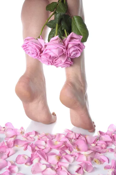 美しい女性の脚と白で赤いヒールの靴 — ストック写真