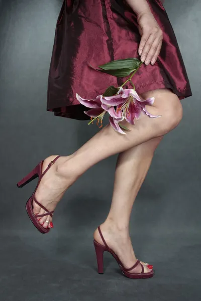 Vestido mujer piernas zapatos rojos y flores — Foto de Stock