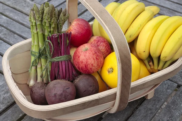 Frutta e verdura nel cestino — Foto Stock