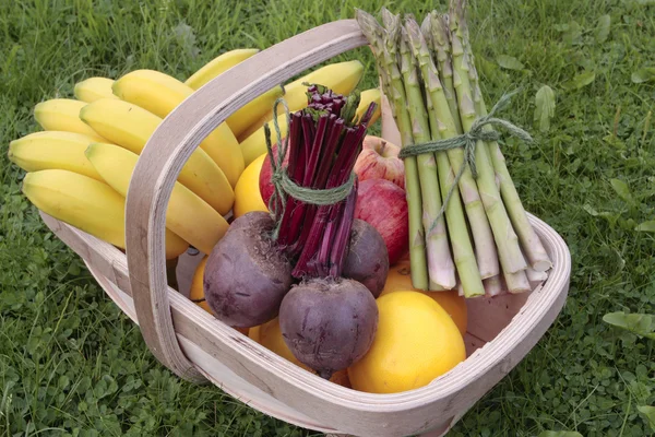 Obst und Gemüse im Korb — Stockfoto