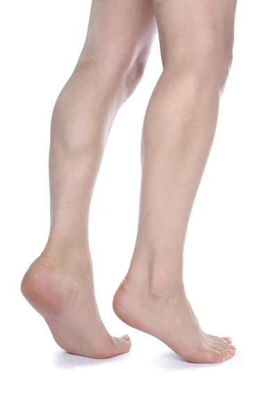 白で隔離された女性の足 — ストック写真