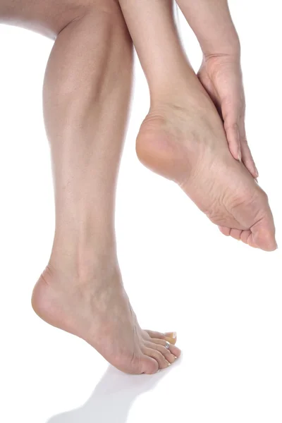 Mulher pernas pés sobre fundo branco — Fotografia de Stock