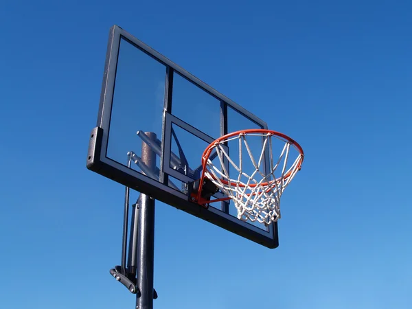 Открытый баскетбольный корт — стоковое фото