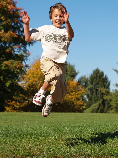 Jeune garçon sautant dans les airs — Photo