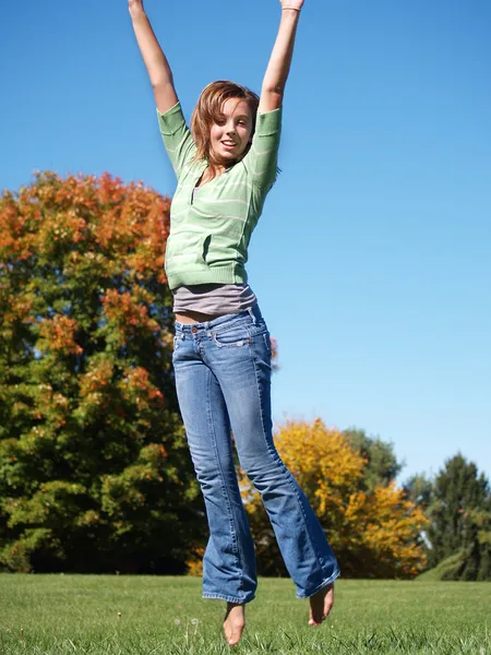 Tiener meisje springen in de lucht — Stockfoto