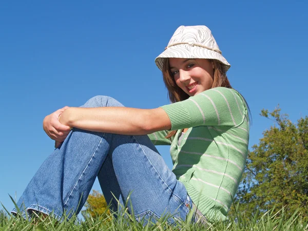 Εφηβικό κορίτσι που κάθεται στο γρασίδι — Φωτογραφία Αρχείου
