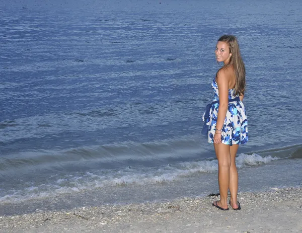 Teen flicka på stranden i skymningen — Stockfoto