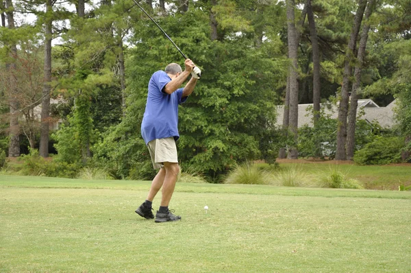 Homme conduisant une balle de golf — Photo