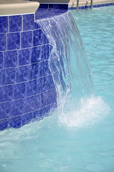 Geflieste Fontäne in einem Pool — Stockfoto