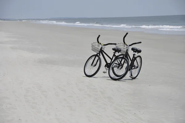 Två cyklar på stranden — Stockfoto