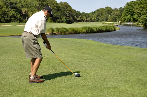 Człowiek gra w golfa w hilton head island — Zdjęcie stockowe