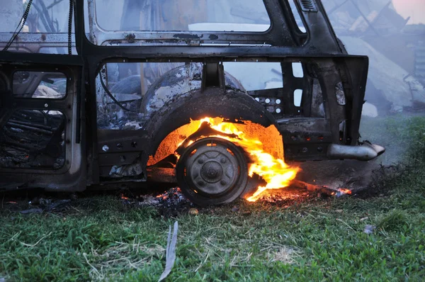 Auto v plamenech — Stock fotografie