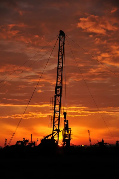 Нафтової вежі в сутінках — стокове фото