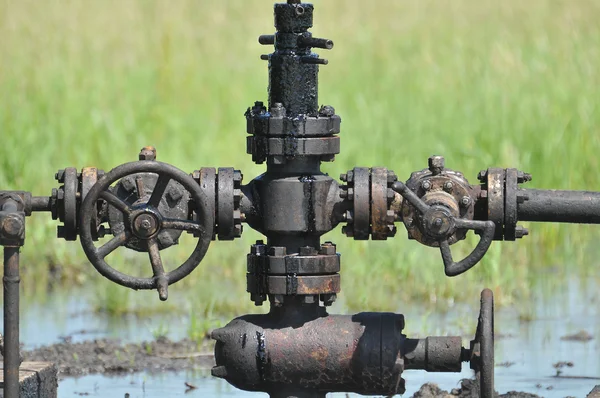 Valves on oil rig — Stock Photo, Image