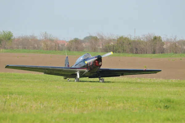 Letadlo na dráze trávy — Stock fotografie