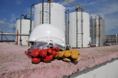 Petrol sanayi işçisi sonunda iş eldivenleri