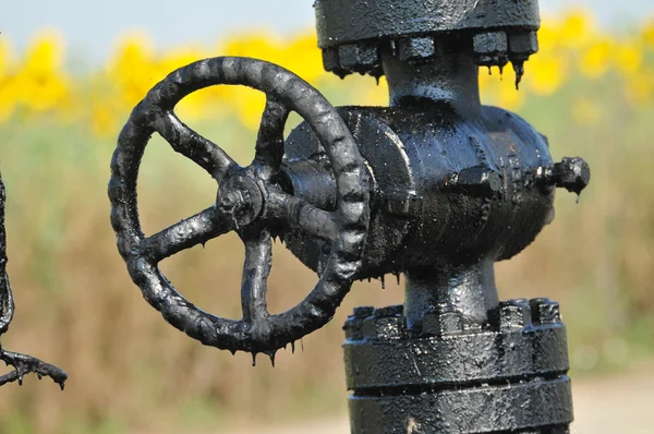 Válvulas em equipamento de óleo — Fotografia de Stock