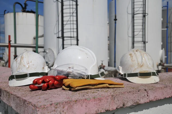 Guanti da lavoro Hardhat nell'industria petrolifera — Foto Stock