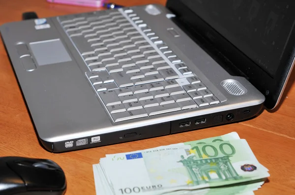 Pengar på tangentbordet — Stockfoto