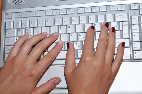 Dobře pěstěné ruce na klávesnici — Stock fotografie