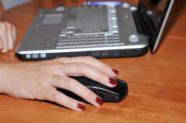 Close-up of businesswoman's hand on mouse — Stock Photo, Image