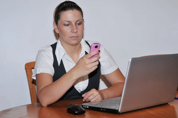 Красивая, молодая деловая женщина с ноутбуком — стоковое фото